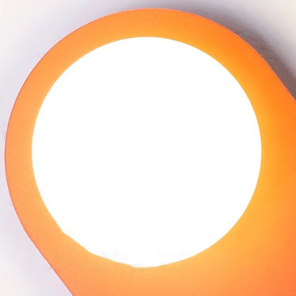 Détail du globe en verre opalin d'une applique murale pilule couleur claire