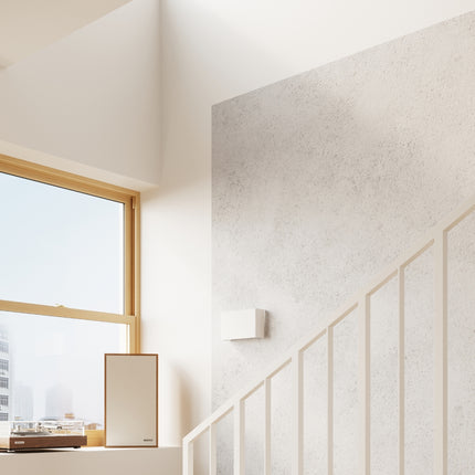 Applique murale plaque minimaliste blanche dans une ambiance déco chaleureuse