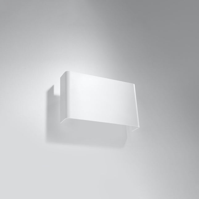 Applique murale plaque minimaliste blanche posée dans un salon contemporain