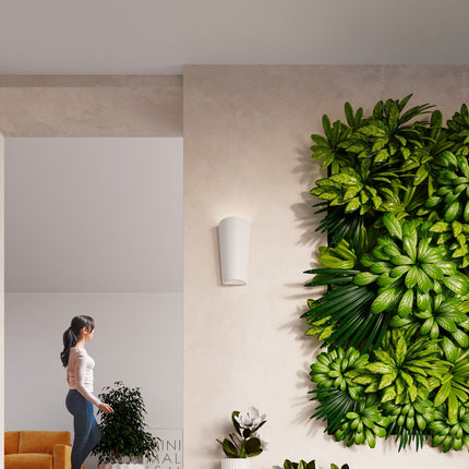 Deux appliques murales céramique blanche dans une entrée japandi avec escalier bois et mur végétal