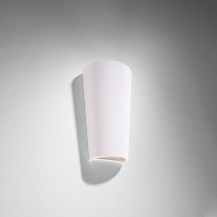 Applique murale pot en céramique blanche mate, éclairage haut et bas, sur mur clair