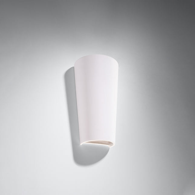 Applique murale pot en céramique blanche mate, éclairage haut et bas, sur mur clair
