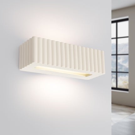 applique murale rectangle en céramique cannelée beige, lumière allumée