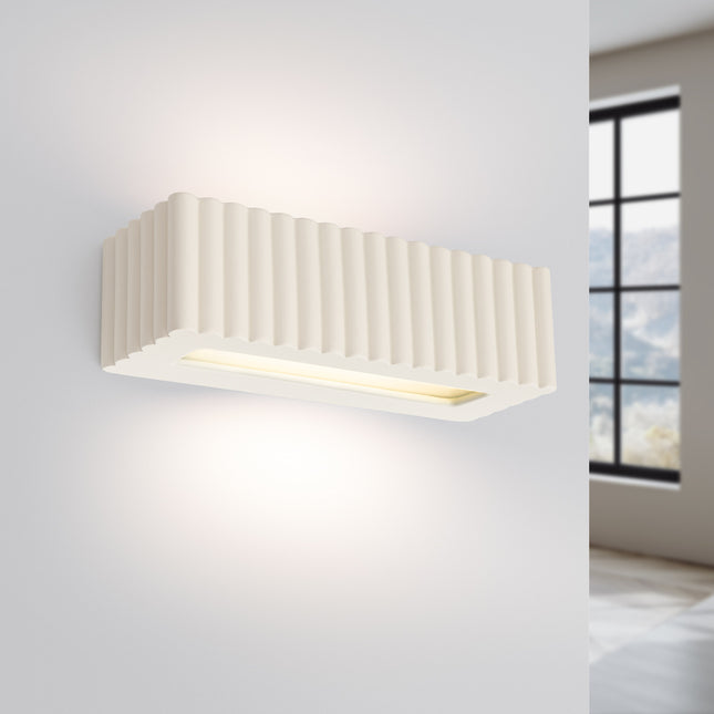 applique murale rectangle en céramique cannelée beige, lumière allumée