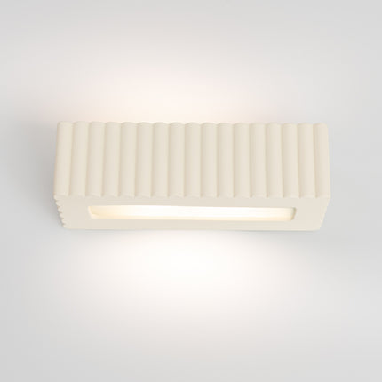applique murale rectangle en céramique cannelée beige, vue sur fond coloré