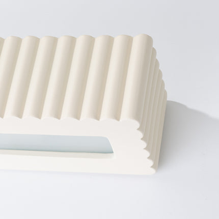 applique murale rectangle en céramique cannelée beige, packshot de trois quarts