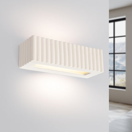 applique murale rectangle en céramique cannelée blanc, lumière allumée