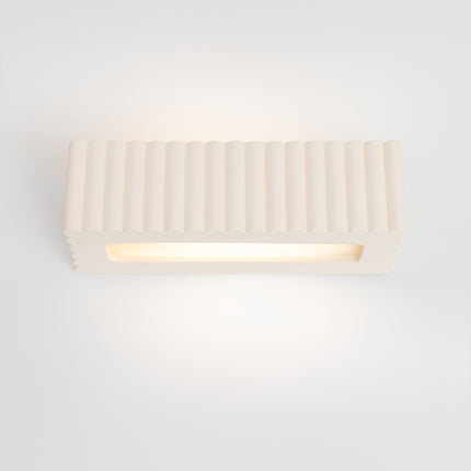 applique murale rectangle en céramique cannelée blanc, vue sur fond coloré