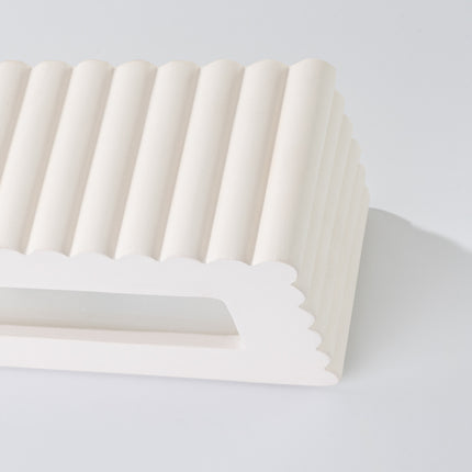 applique murale rectangle en céramique cannelée blanc, packshot de trois quarts