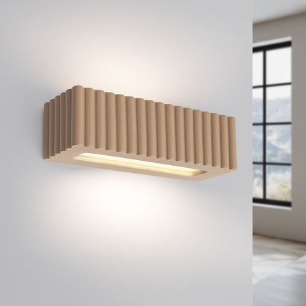 applique murale rectangle en céramique cannelée taupe, lumière allumée