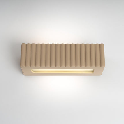 applique murale rectangle en céramique cannelée taupe, vue sur fond coloré