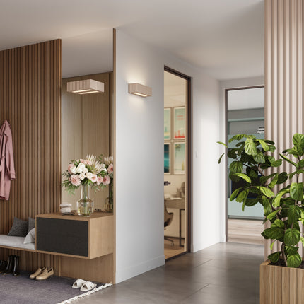 applique murale rectangle en céramique cannelée taupe, dans une pièce à vivre