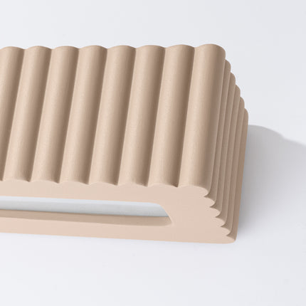 applique murale rectangle en céramique cannelée taupe, packshot de trois quarts