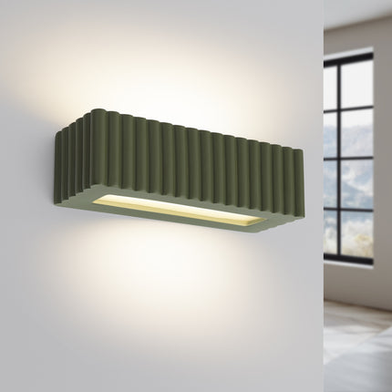 applique murale rectangle en céramique cannelée vert olive, lumière allumée