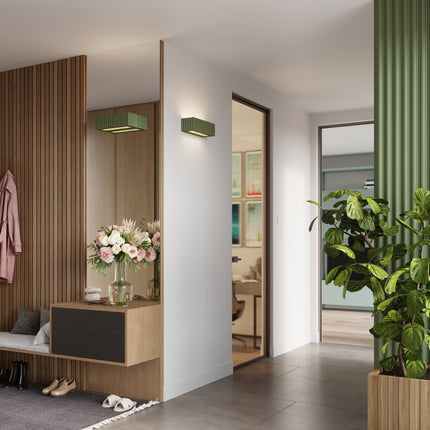 applique murale rectangle en céramique cannelée vert olive, dans une pièce à vivre