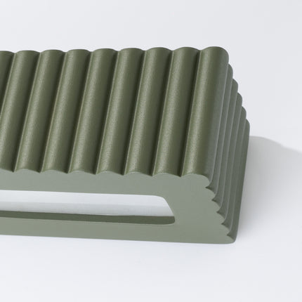 applique murale rectangle en céramique cannelée vert olive, packshot de trois quarts