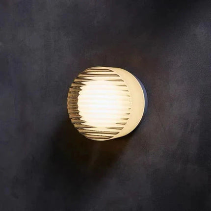 Schéma coté de l'applique ronde en acrylique rainuré, diamètre 13,5 cm, profondeur 8,2 cm, hauteur 13 cm