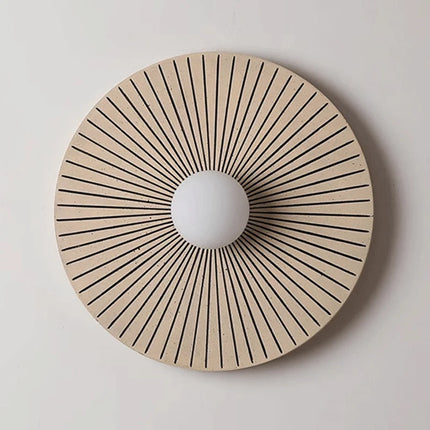 Applique murale ronde en bois massif à rainures rayonnantes et globe opalin, motif soleil japandi, sur mur clair