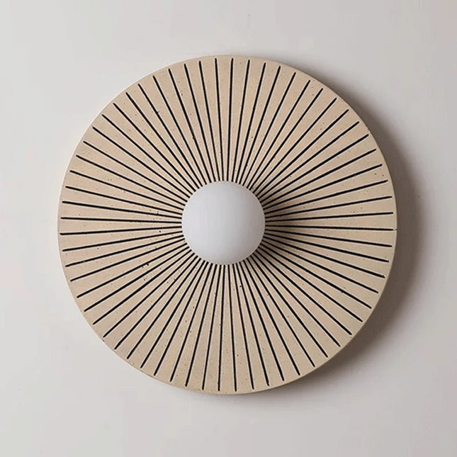 Applique murale ronde en bois massif à rainures rayonnantes et globe opalin, motif soleil japandi, sur mur clair