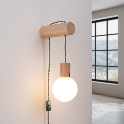 applique murale rondin de bois à globe opale et interrupteur, lumière allumée