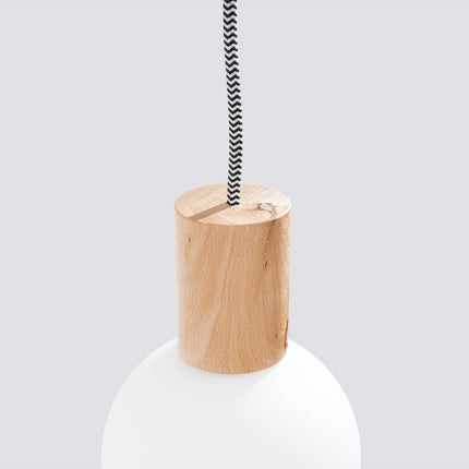 applique murale rondin de bois à globe opale et interrupteur, packshot de trois quarts