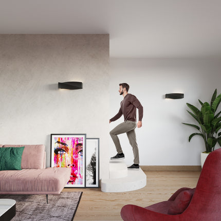 Deux appliques Sigma noires en situation dans un séjour ouvert avec escalier