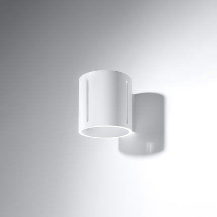 Applique murale Tasse Nordique blanche en aluminium dans un salon contemporain
