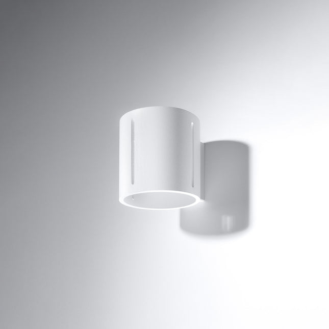 Applique murale Tasse Nordique blanche en aluminium dans un salon contemporain
