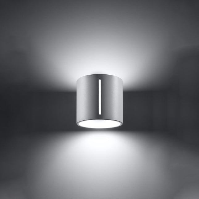 Applique murale Tasse Nordique blanche en aluminium en situation dans un intérieur moderne