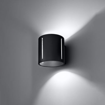 Applique murale Tasse Nordique noire en aluminium en situation dans un intérieur moderne