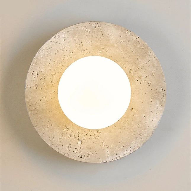 Applique murale circulaire en travertin naturel beige avec globe central en verre opalin allumé