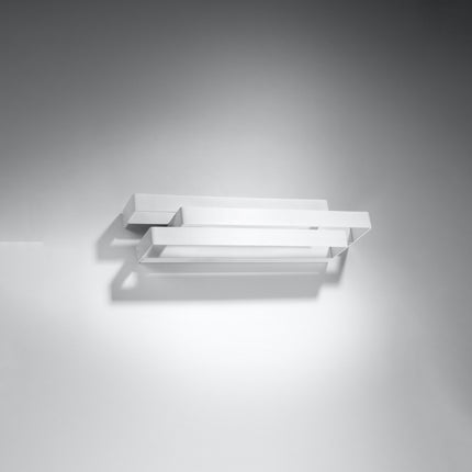 Applique murale Triple Étage blanche en acier à gradins dans un salon contemporain