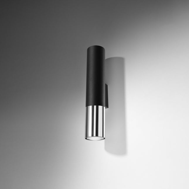 Applique murale tube en acier noir mat et chrome, silhouette verticale sur mur clair
