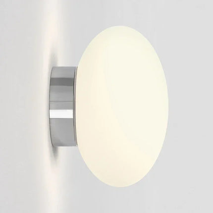 Applique en verre blanc diffusant une lumière douce dans une chambre