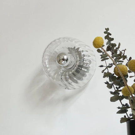 Applique murale en verre chrome dans un bureau moderne