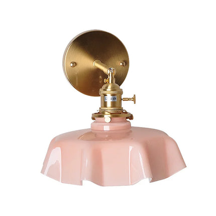 Applique murale nordique en verre festonné rose et laiton doré, vue packshot sur fond blanc