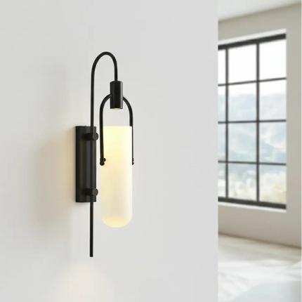 Applique murale en verre opalin et métal noir fixée sur un mur blanc épuré