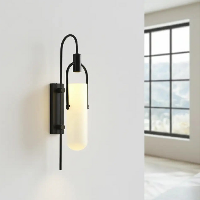 Applique murale en verre opalin et métal noir fixée sur un mur blanc épuré