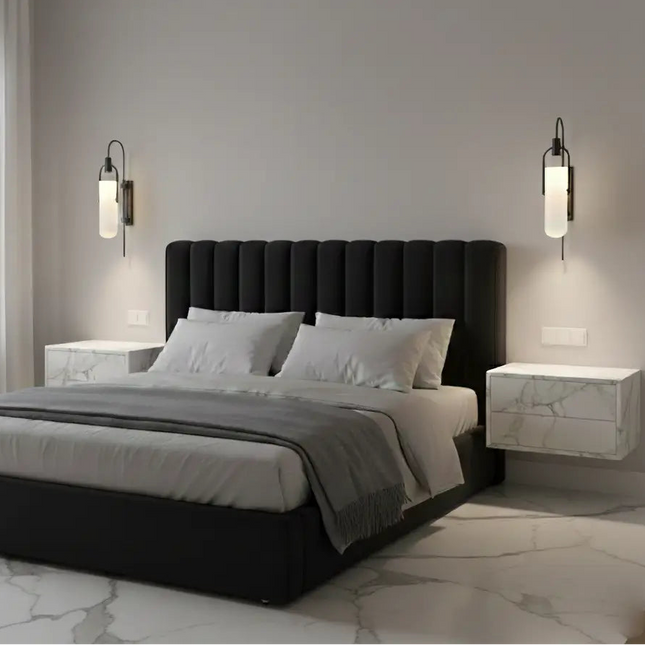 Deux appliques murales noires en verre opalin installées en tête de lit dans une chambre contemporaine
