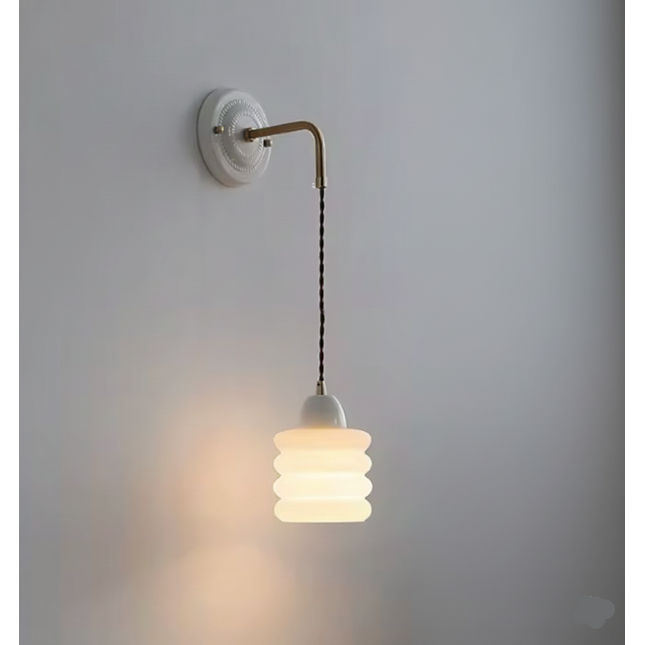 Applique murale au verre opalin blanc ondulé et bras en cuivre, suspendue à un câble sur un mur clair