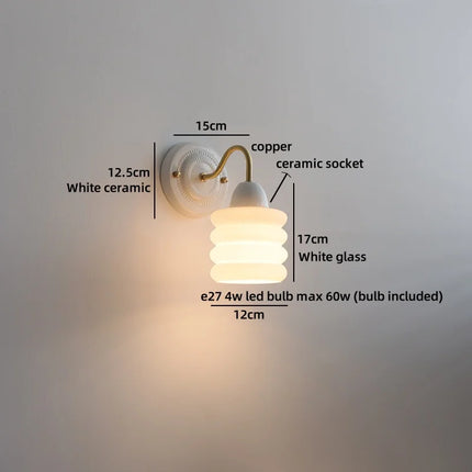 Schéma des dimensions de l'applique courte: verre opalin blanc 17 cm, platine en céramique et bras cuivre