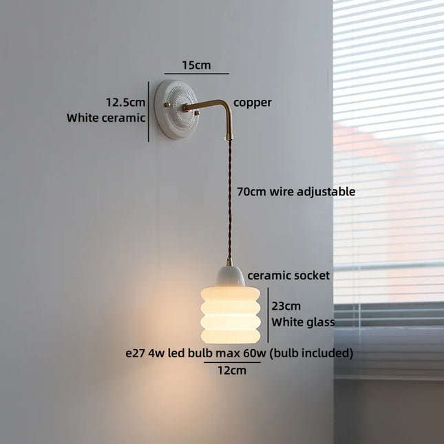 Schéma des dimensions de l'applique suspendue: verre opalin 23 cm, câble réglable 70 cm et bras en cuivre