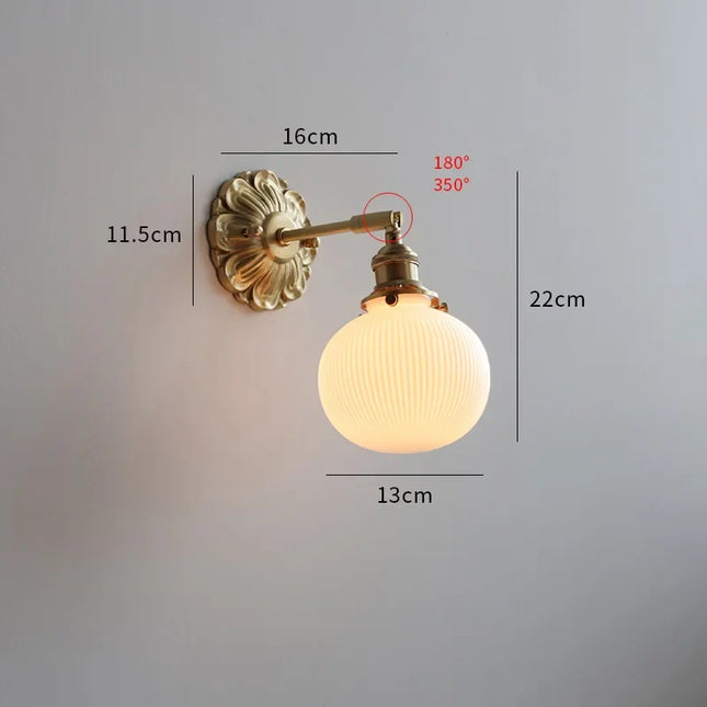 Schéma des dimensions de l'applique murale vintage en verre opalin et laiton, hauteur 22 cm et globe de 13 cm