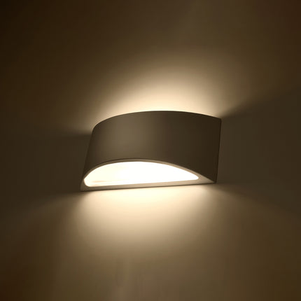 Applique Vixen céramique blanche allumée diffusant une lumière chaude vers le haut et le bas sur le mur