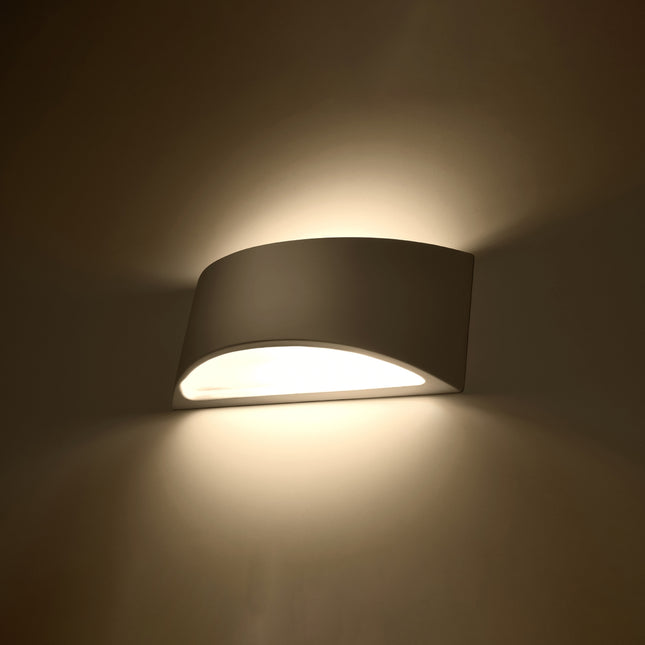 Applique Vixen céramique blanche allumée diffusant une lumière chaude vers le haut et le bas sur le mur