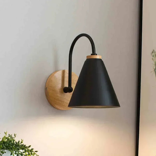 Applique murale nordique en fer minimaliste fixée dans un salon scandinave