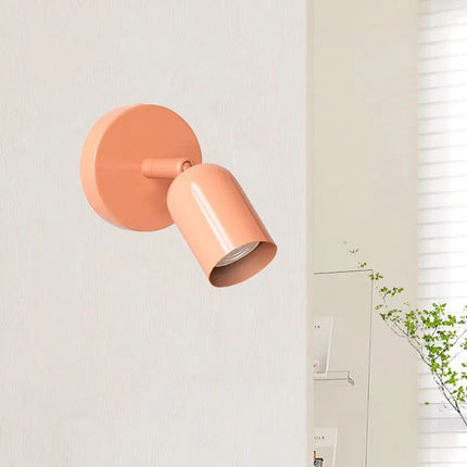 Nordische Wandleuchte in Macaron-Farbtönen aus lackiertem Metall an der Wand