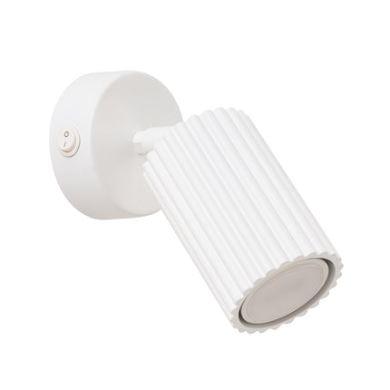 Applique murale Oslo orientable en aluminium blanc cannelé, vue packshot sur fond blanc