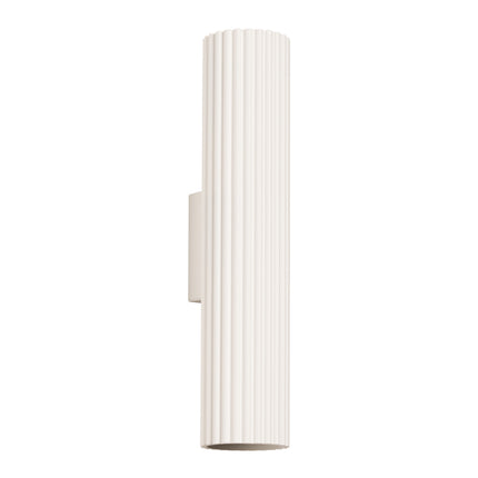 Applique murale Oslo 30 en aluminium cannelé blanc cassé, silhouette verticale sur fond blanc