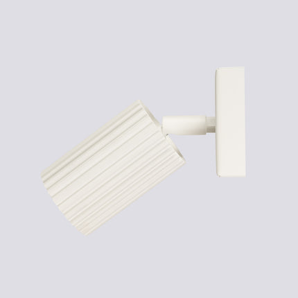 Gros plan sur la tête cylindrique striée beige de l'applique Oslo et son ouverture pour ampoule GU10